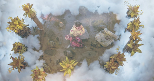 Fotograma de animación en stop motion visto desde arriba de una persona sentada en el centro de un pequeño espacio rodeado de nubes y árboles. La persona sostiene un instrumento musical rojo en el regazo y está sentada sobre el suelo de tierra.