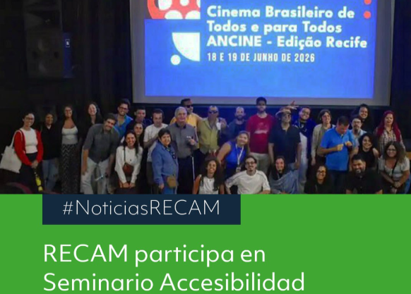 Fotografía grupal tomada en una sala de cine durante el seminario “Cinema Brasileiro de Todos e para Todos – ANCINE, II Edição Recife”, realizado los días 18 y 19 de junio de 2026. Unas treinta personas posan frente a la pantalla de proyección donde aparece el nombre del evento. En la parte inferior de la imagen se incluye un diseño gráfico con la etiqueta #NoticiasRECAM y el título “RECAM participa en Seminario Accesibilidad” sobre un fondo verde.